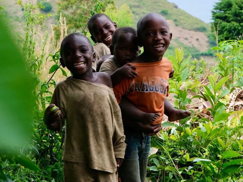 Fondation-Rwamiheto-Nos-Objectifs-Groupe-d-enfants-qui-sourient